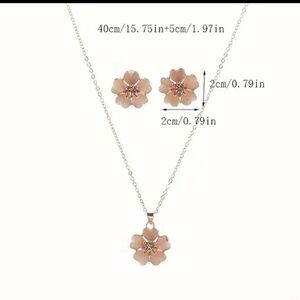 Beautiful flower earrings and necklace set